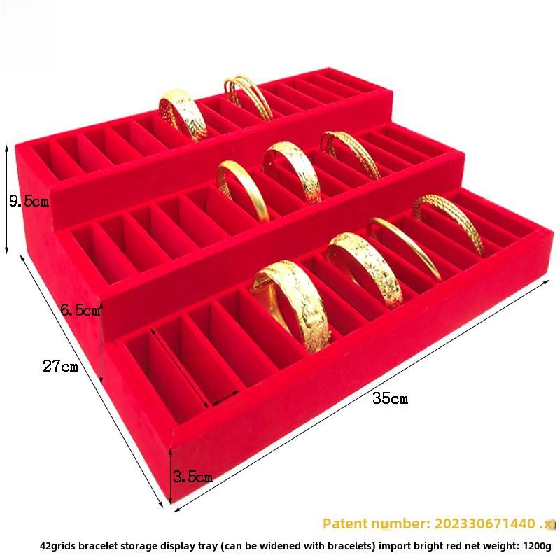 Suport de Expunere Bijuterii din Catifea pentru Inele & Brățări - Formă Trapezoidală cu Accente Aurii și Argintii