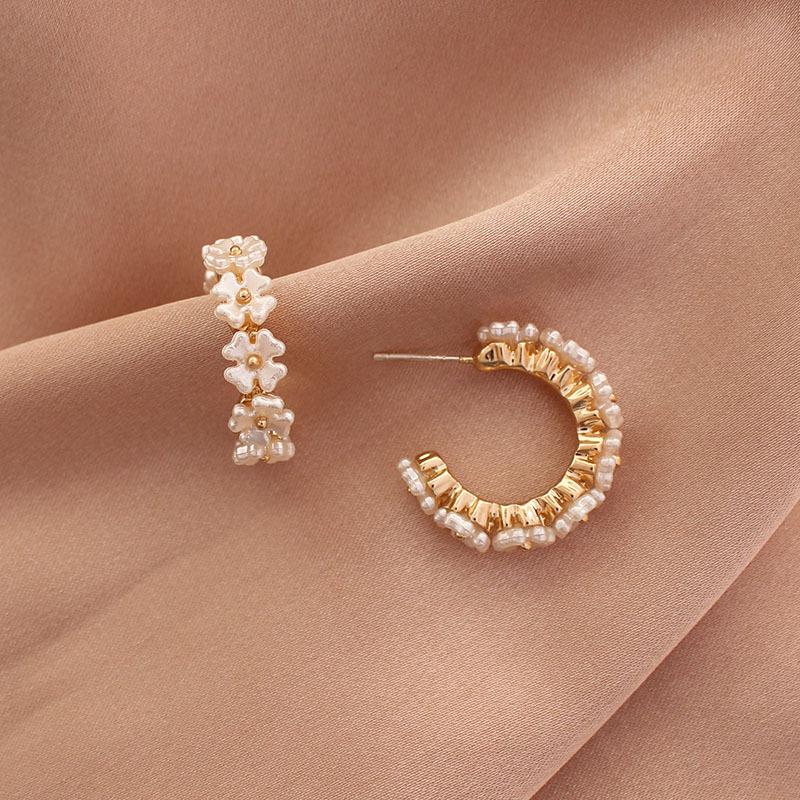 Gentle C-shaped half-circle round flower stud earrings, shell luster, Japanese elegance, sweet temperament, earrings, earclips.