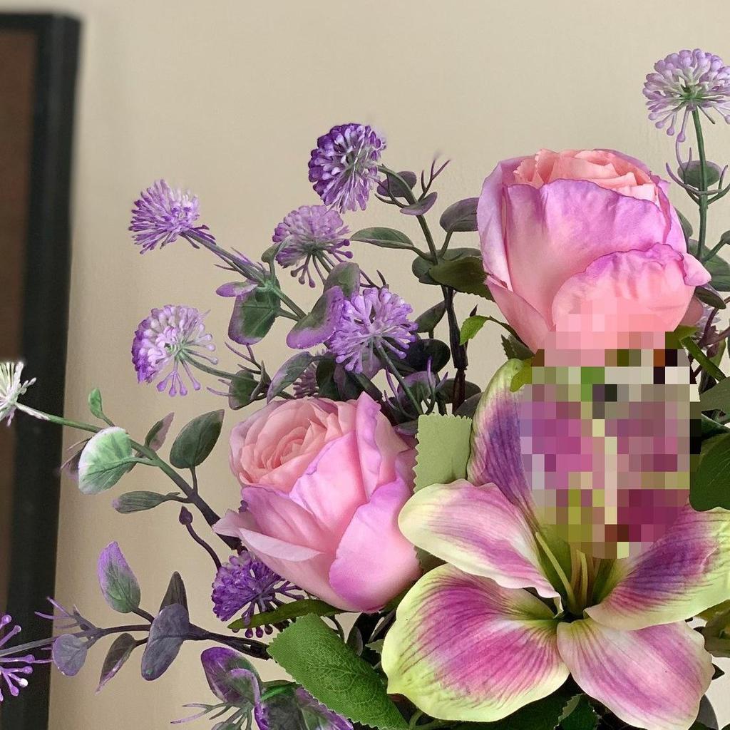 Bouquet di lusso di gigli e rose artificiali della serie Purple, ideale per un ingresso elegante.