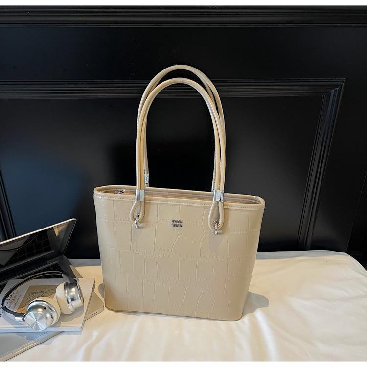 

2025 niche crocodile pattern shoulder armpit bag women s new retro versatile casual commuter hand carry tote bag