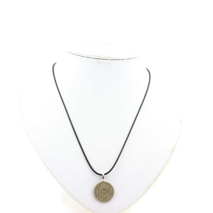 Pierres et Minéraux. Collier pièce de monnaie Luxembourg 1 franc - Charlotte . Cordon noir.