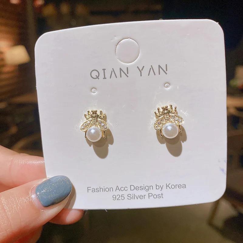 

Simple Small Bee Imitation Pearl Crystal Rhinestone Stud Earring for Women Female Sweet Zircon Wedding Christmas Gift