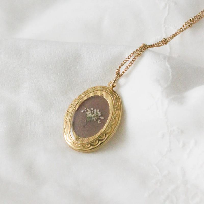 14K Gold Niche Vintage Necklace with White Dried Flower Photo Frame