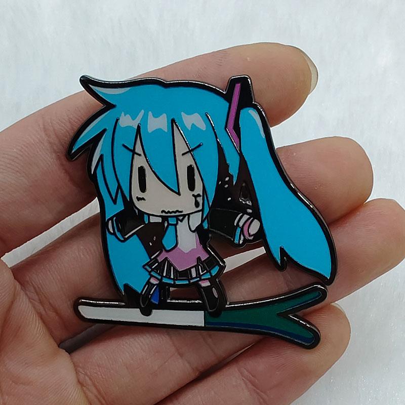 Broche Émail Idol Virtuelle Chanteuse Anime Kawaii Badges Broche Dessin Animé pour Vêtements Pins de Revers pour Sacs à Dos Bijoux Cadeau black