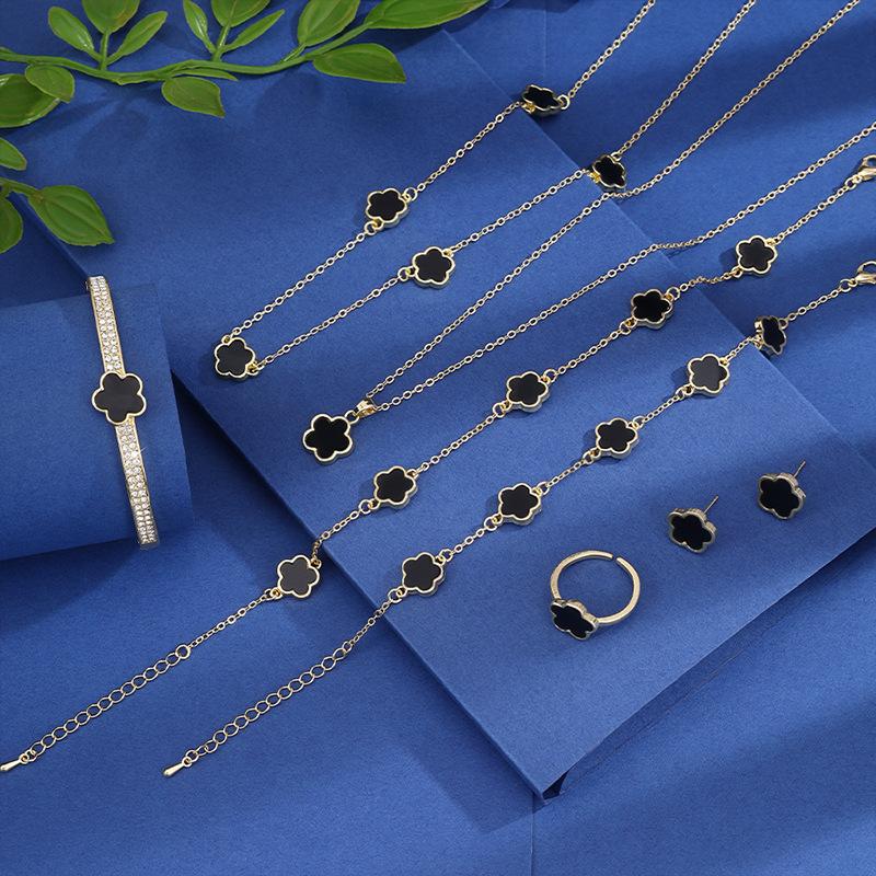 Glücksbringer Fünfblättrige Blume Fünfblättriges Kleeblatt Armband Ohrringe Halskette Dreiteiliges Set für Damen Stilvolle Accessoires Partyschmuck