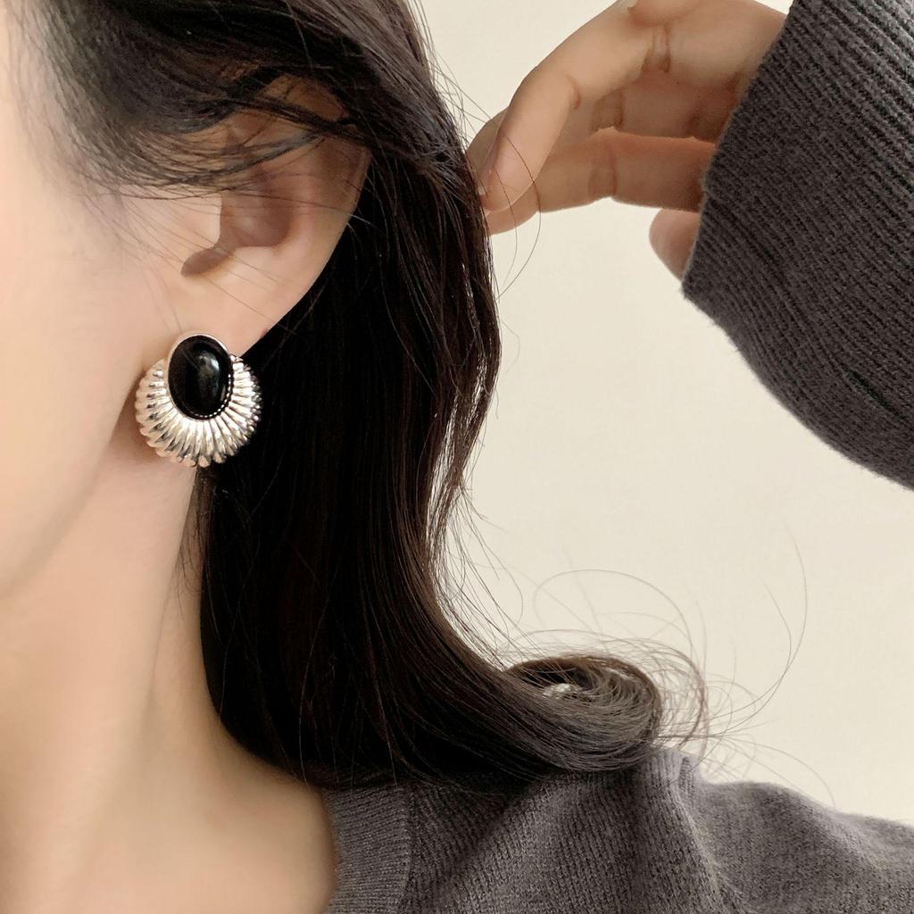 Trendy Black Stone Stud Earrings: Exquisite Retro Style with Elegant Craftsmanship for Women