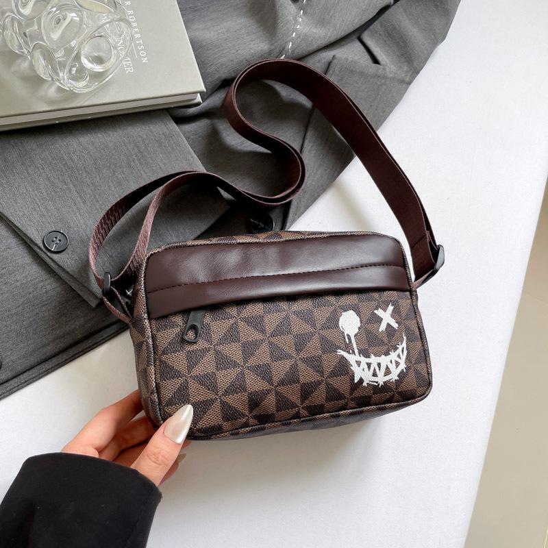 Spring new women's fashion simple personality casual large capacity fashionable messenger mobile phone shoulder small square bag