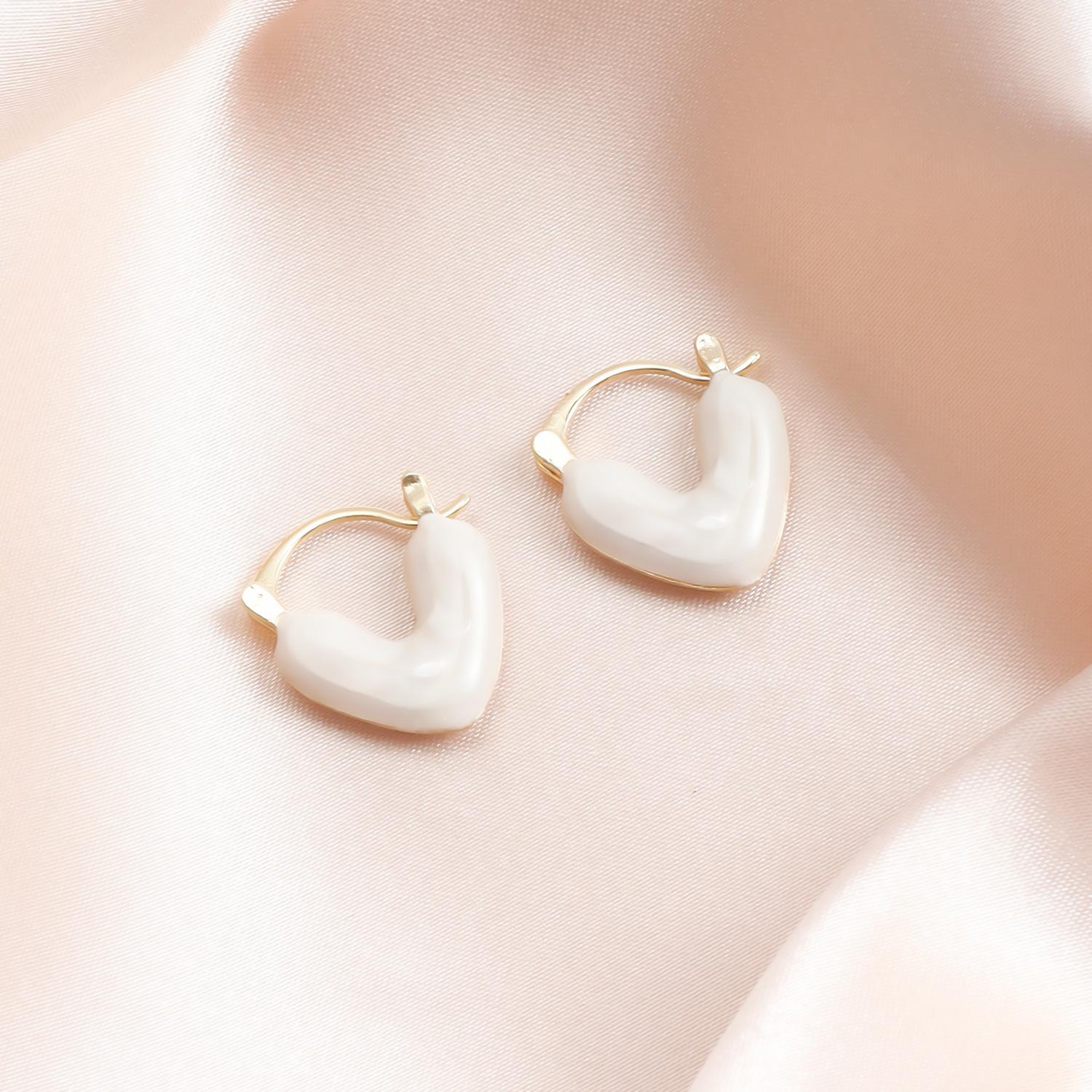 

European and American jewelry, retro niche design sense V-shaped love ear buckle women, peach heart earrings women s French earrings золотой