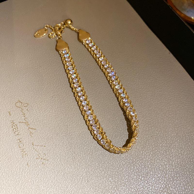 

Elegant Personalized Diamond Wrap Bracelet: Exquisite Light Luxury Bangle with a High-End, Unique Design.