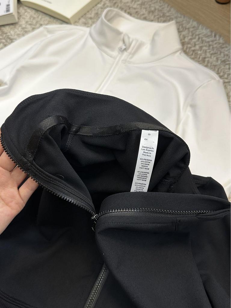 ALO Yoga Schlank geschnittene Langarm-Radjacke mit Stehkragen und Taillenraffung