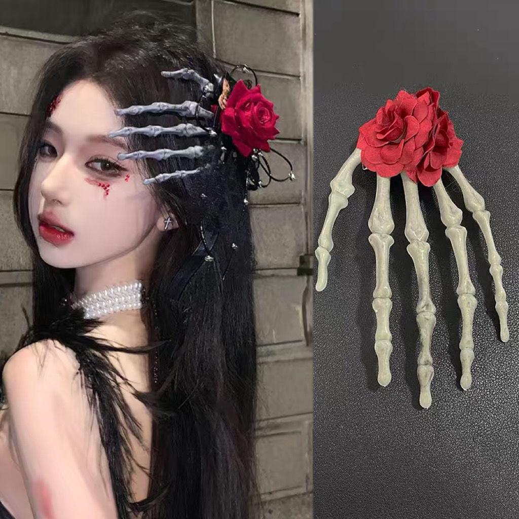 

Заколка для волос в виде скелетной руки - Готический аксессуар-коготь с розой - Макабрический боковой зажим на Хэллоуин красный