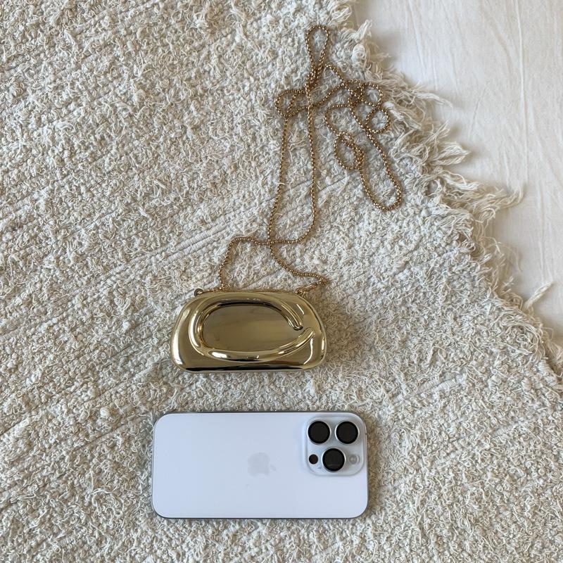 

2025 European and American retro niche red metal box small square bag banquet versatile mobile phone hand messenger bag