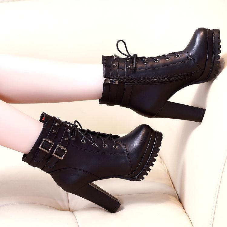 Damen Stiefel mit klobiger Plateausohle aus weichem Leder - Britischer Martin-Stil, Schwarz, Hoher Absatz, Herbst/Winter-Kollektion 2025.