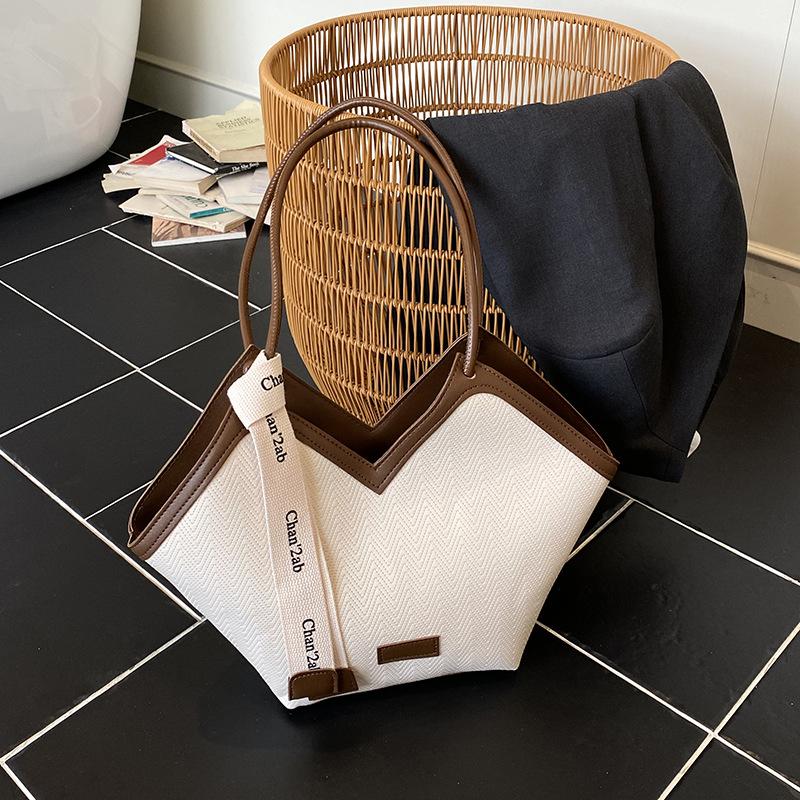

Large-capacity bag women s new retro-style woven pattern shoulder underarm bag high-end texture commuter tote bag