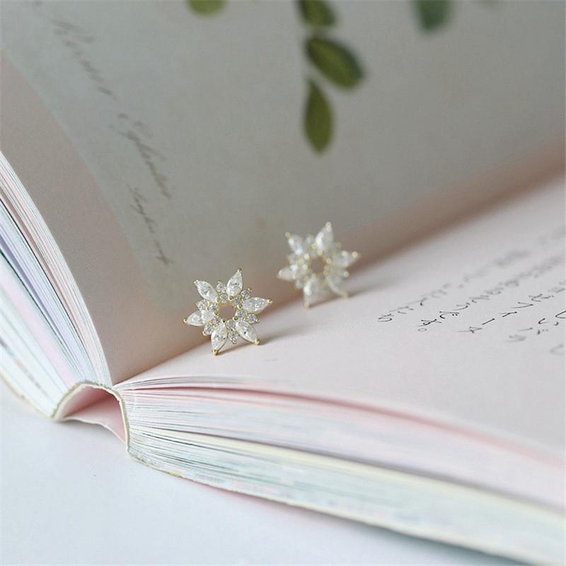 

925 Sterling Silver French Sun Flower Snowflake Stud Earrings Women Pavé Crystal Exquisite Temperament 14k Gold Plating Silver