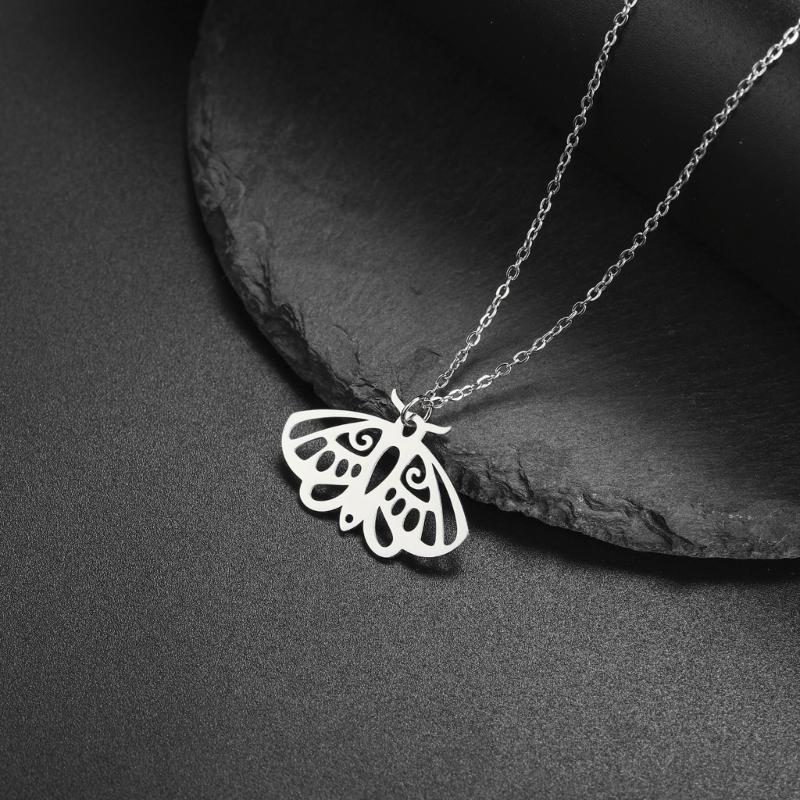 Unisex Gothic Style Moth Necklace Detailed Metal Moth Necklace Elegant Neck Chain for Celebrations and Daily Use