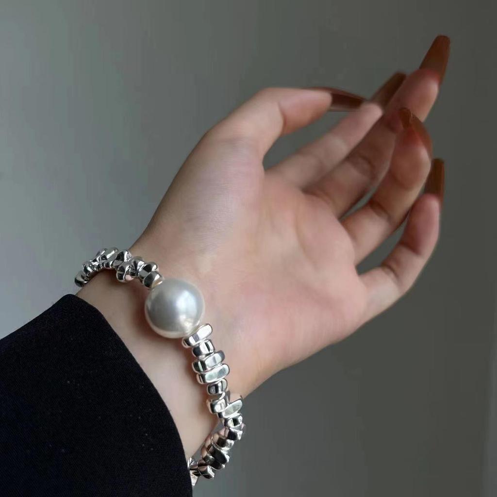 Elegant French Pearl Bracelet: Chic Retro Design for Women