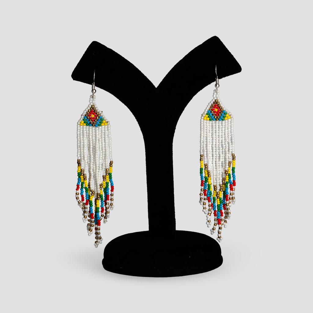 Naszyjnik z koralików seed z abstrakcyjną twarzą kobiety: Wielobarwna biżuteria hippisowska