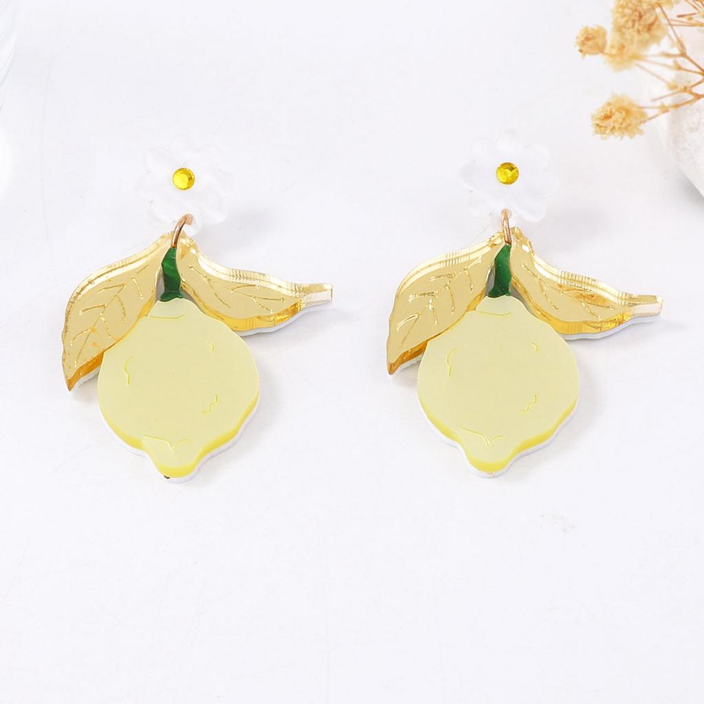 The fruit-themed earrings feature a simple and niche design. The acrylic lemon slice small flower earrings are fresh and versatile for women