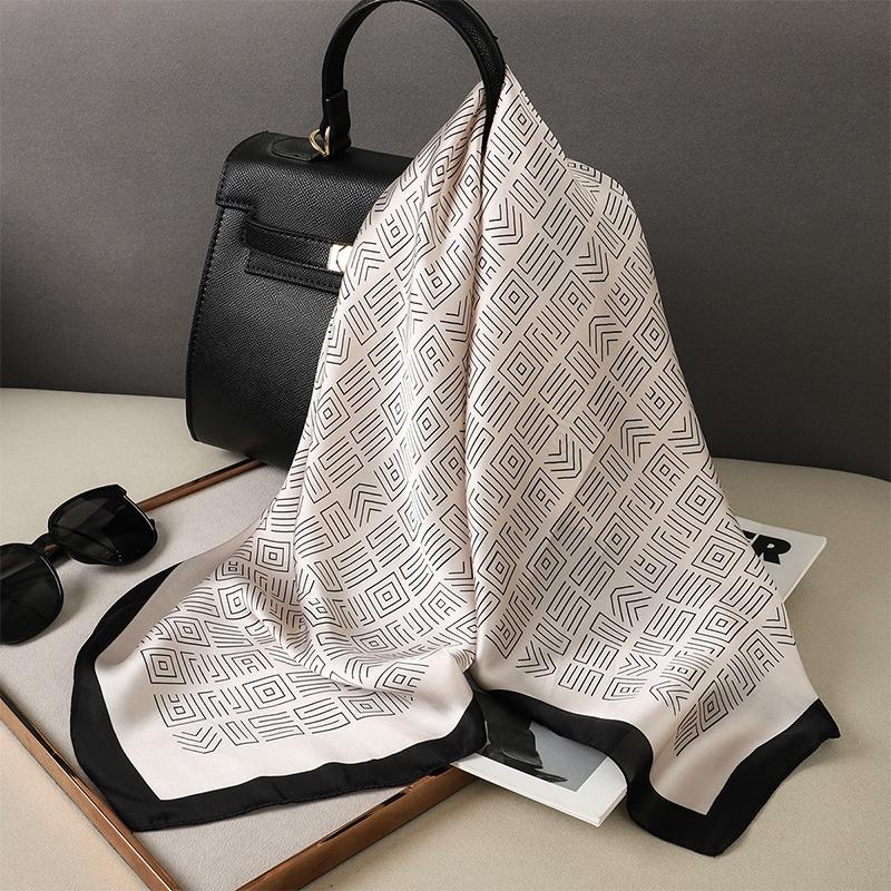 Luxusmarke Quadratischer Seidenschal Frauen Haarband Design Bedruckte kleine Satinschals Foulard Halstuch Weibliche Stirnbänder Bandana