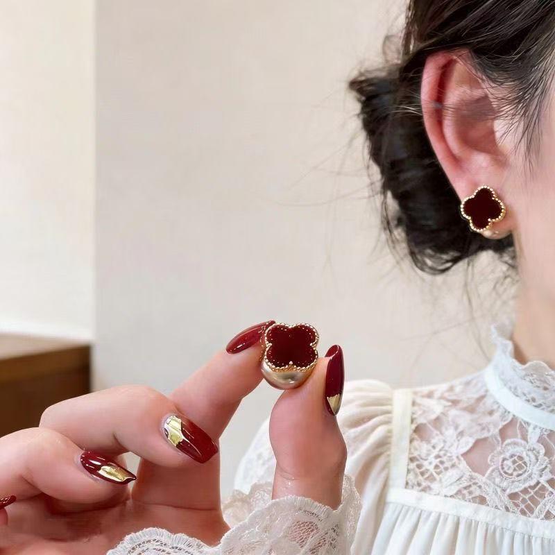 Hong Kong Retro Wine Red Clover Stud Earrings - Unique & Stylish Design