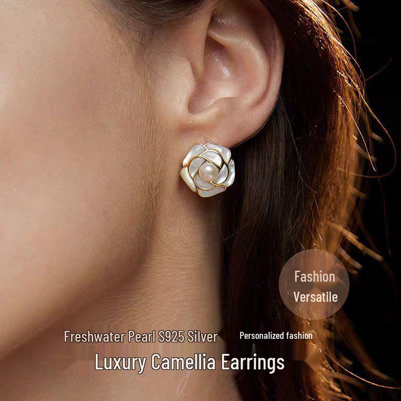 Cercei stud Camelia cu Perle Naturale de Apă Dulce de Grad 5A, Stil Haute Couture Francez, Tendință de Modă Femei pe TikTok.