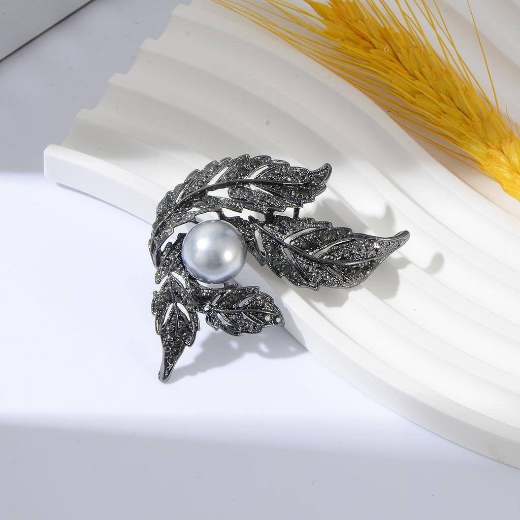 SKEDS Vintage Women Men Fashion Exquisite Full Crystal Flower Pins Accessories Exquisite Classic Design Badges For Women's Coat