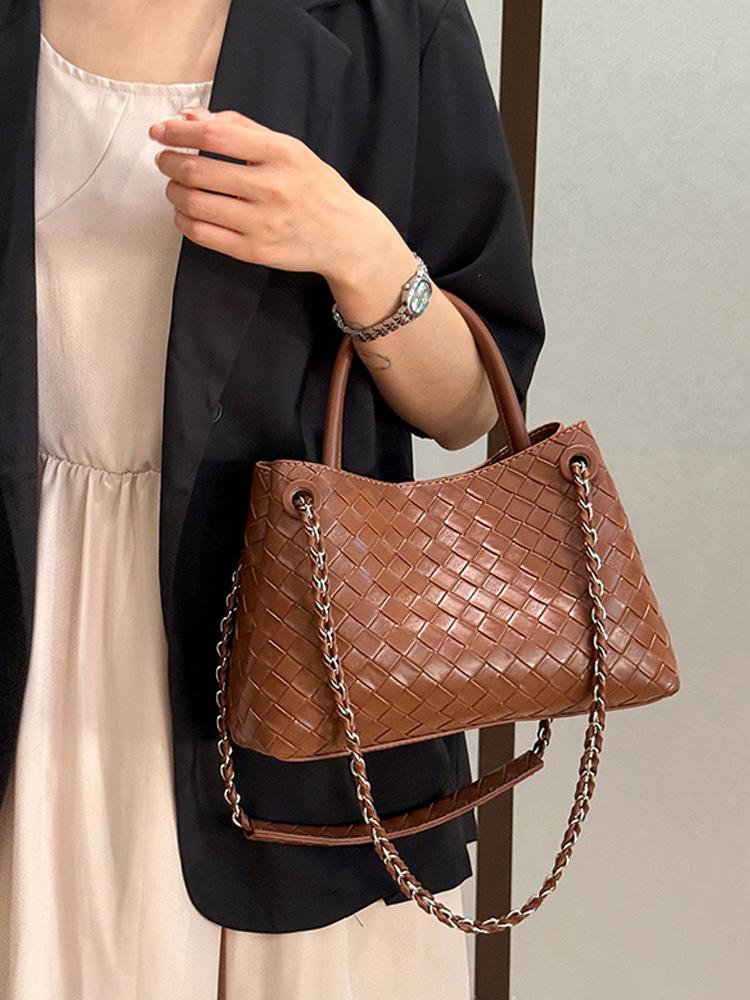 2026 Fashionable Woven Texture Bucket Handbag: High-End Chain Shoulder & Crossbody Versatile Commuter Bag