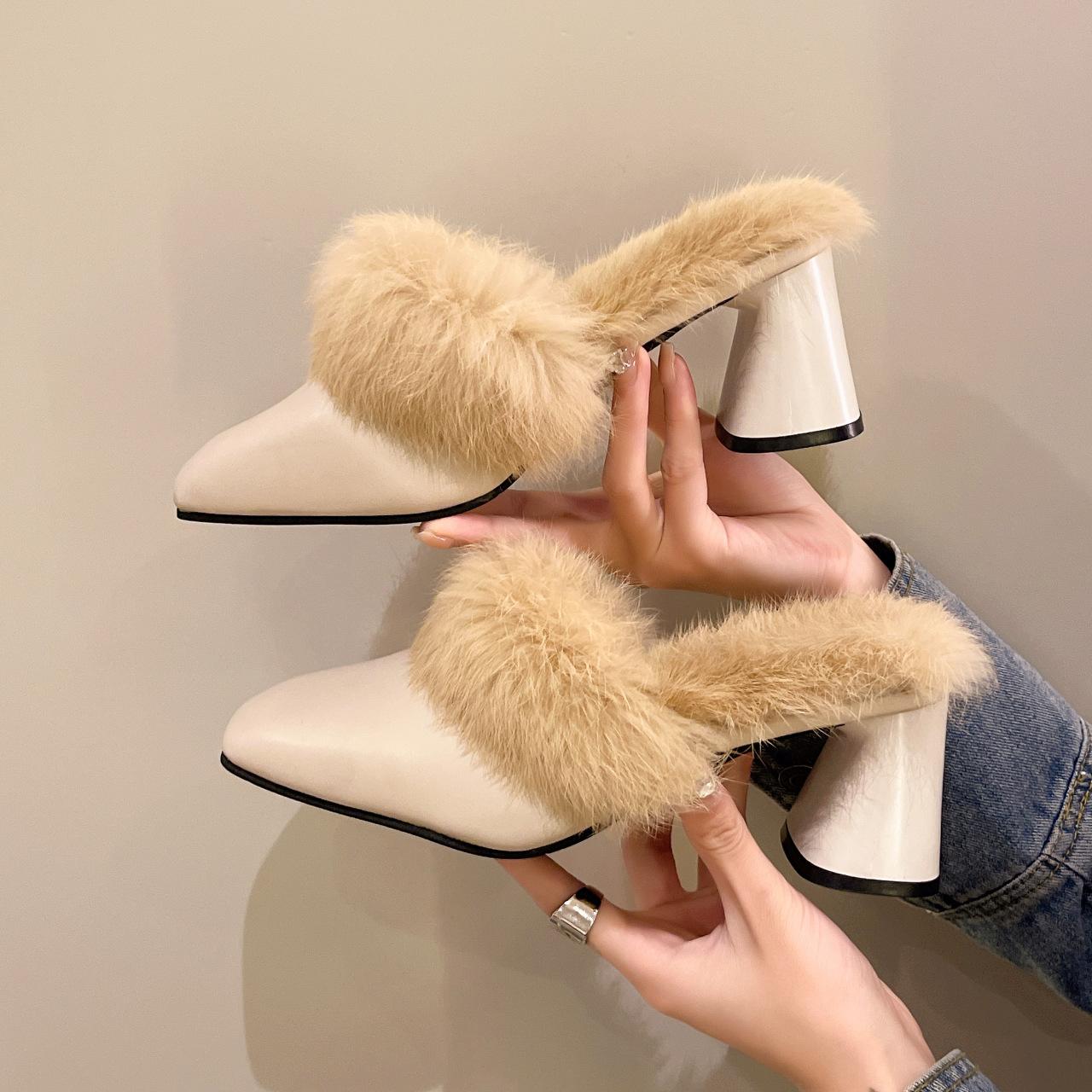 

Французские плюшевые тапочки на высоком каблуке для женщин. Верхняя одежда. Осень-зима 2023. Новые плюшевые тапочки с квадратной головкой и темпераментом на толстом каблуке.