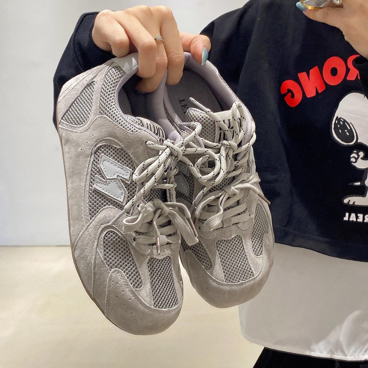 

2025 новая пара шнурков мягкая подошва немецкие кроссовки женские кожаные с дышащей сеткой повседневная спортивная обувь женская обувь модная обувь женская 35 серый