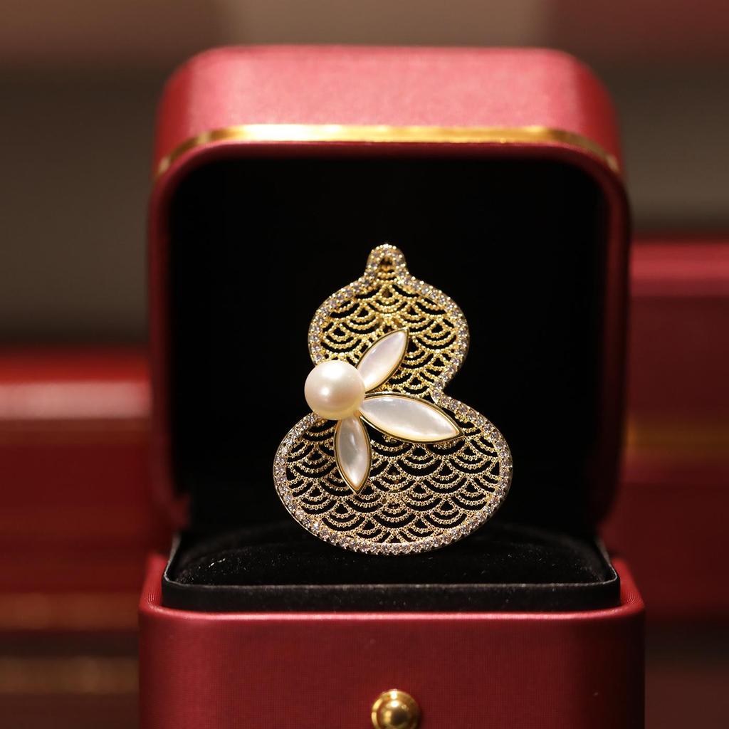 Elegant Tian She Freshwater Pearl Gourd Brooch Sweater Chain for Women - Perfect Valentine's Day Gift.