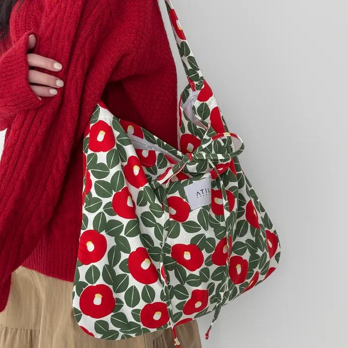 This Season's Oxford Graphic Shoulder Bag _ [Red Camellia]