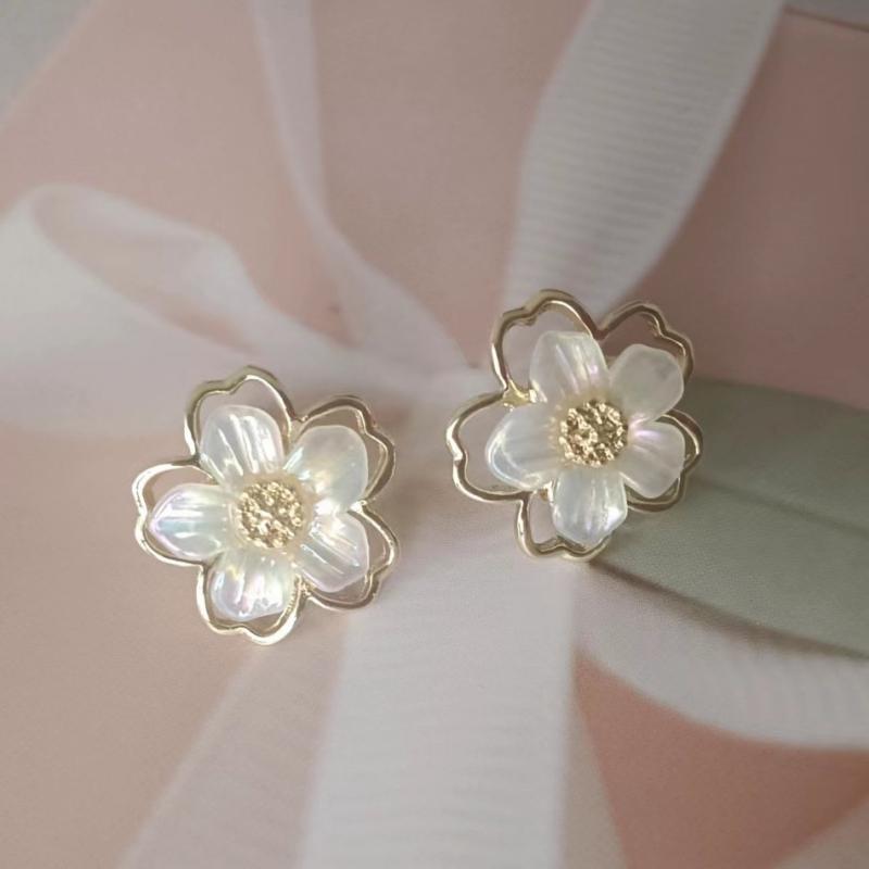 2024 New White Acrylic Flower Stud Earrings for Women Gold Color Side Hollow Floral Small Earrings Korean Cute Ear Decoration