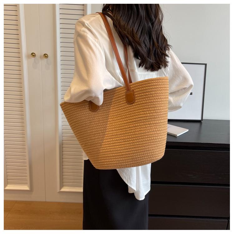 2024 Spring Women's Wool Knit Bucket Bag: Retro Pastoral Style Straw Shoulder Bag