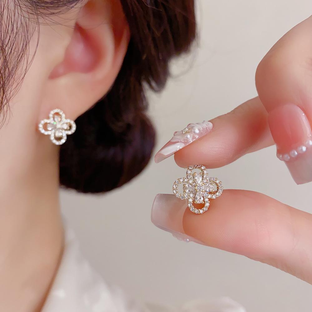 Exquisite Zirconia Four-Leaf Clover Stud Earrings and Necklace Set: Elegant Light Luxury with a High-End Feel.