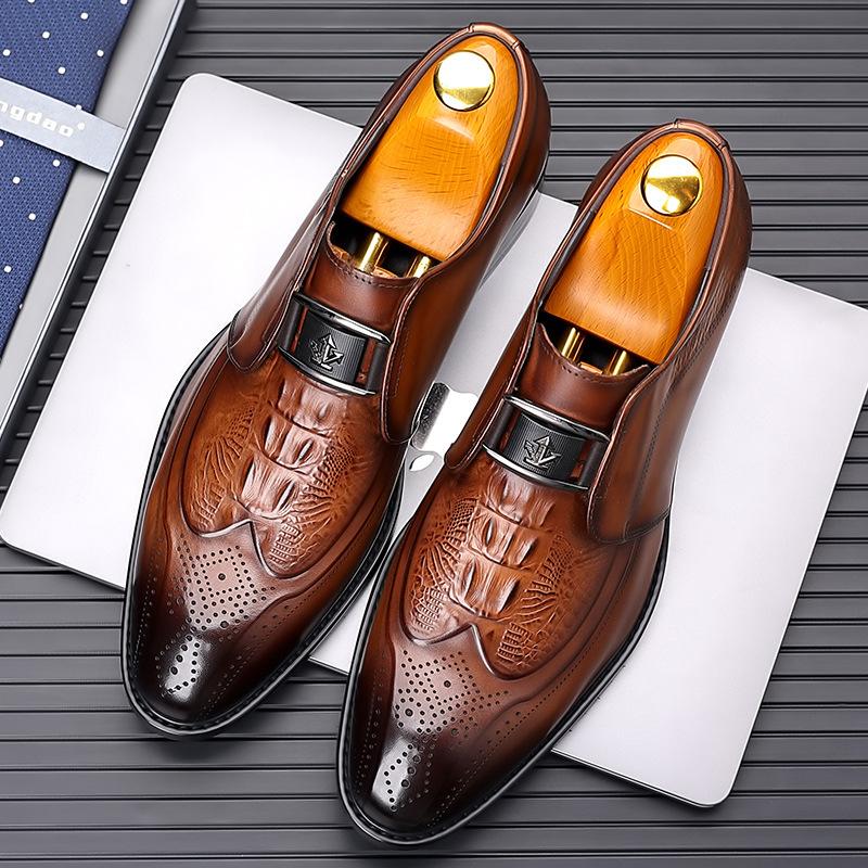 

Вэньчжоу мужские кожаные туфли 2025 новые тисненые под крокодила из первого слоя коровьей кожи деловые модельные остроносые кожаные туфли 44 коричневый