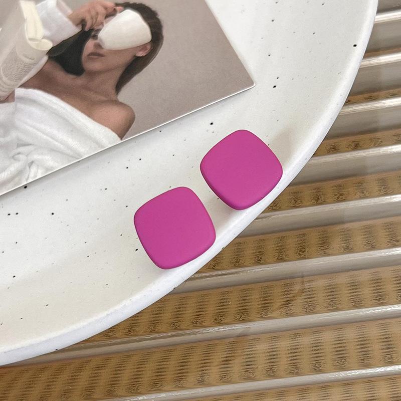 

Серьги-гвоздики с белой розой и красным цветом, новые модные, темпераментные, модные серьги-гвоздики, женские уникальные нишевые универсальные маленькие серьги-гвоздики для женщин ярко-розовый