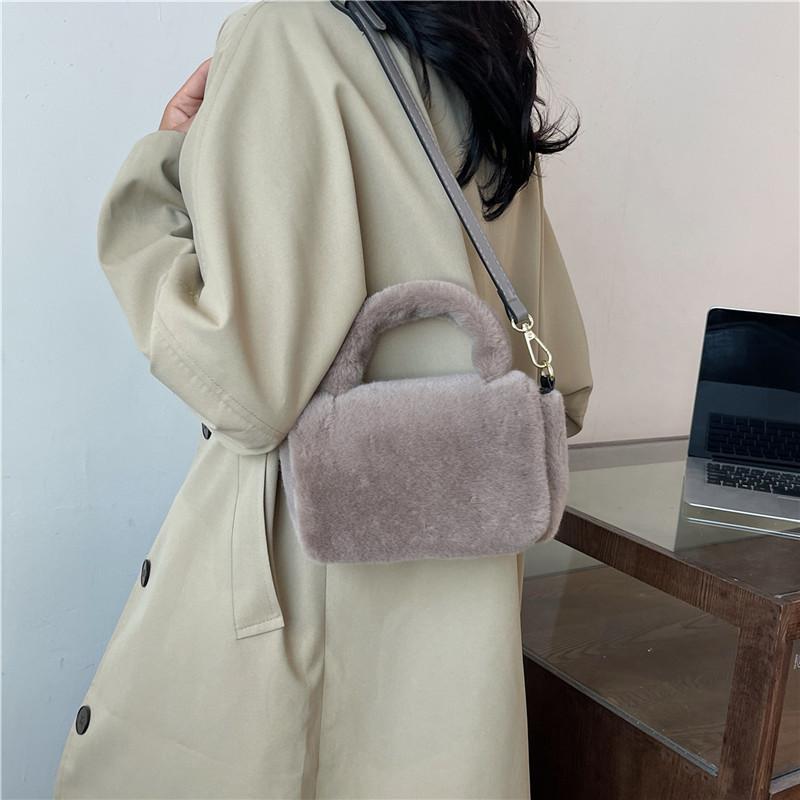 

Зовнішня одинарна осінньо-зимова плюшева сумка Нова жіноча сумка 2024 року популярна універсальна сумка-мессенджер з нішевим дизайном Портативна маленька квадратна сумка темного кольору хакі