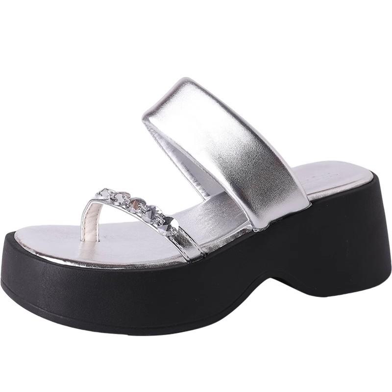 Fashion soft-soled slippers women's 2025 new summer wear rhinestones, foot clipping, thick-soled stepping on shit, casual beach shoes, seaside