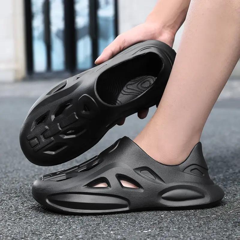 Fashion Hole Shoes for Men Odorproof Daily Use Barefoot 39 Stylish Japanese New Fashion Design 2025 Casual Non-slip Adult Man Sandals