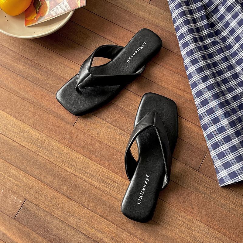 Fashion and comfortable black non-slip flat-bottomed flip-flops women's summer wear 2025 new square head soft bottom cool slippers