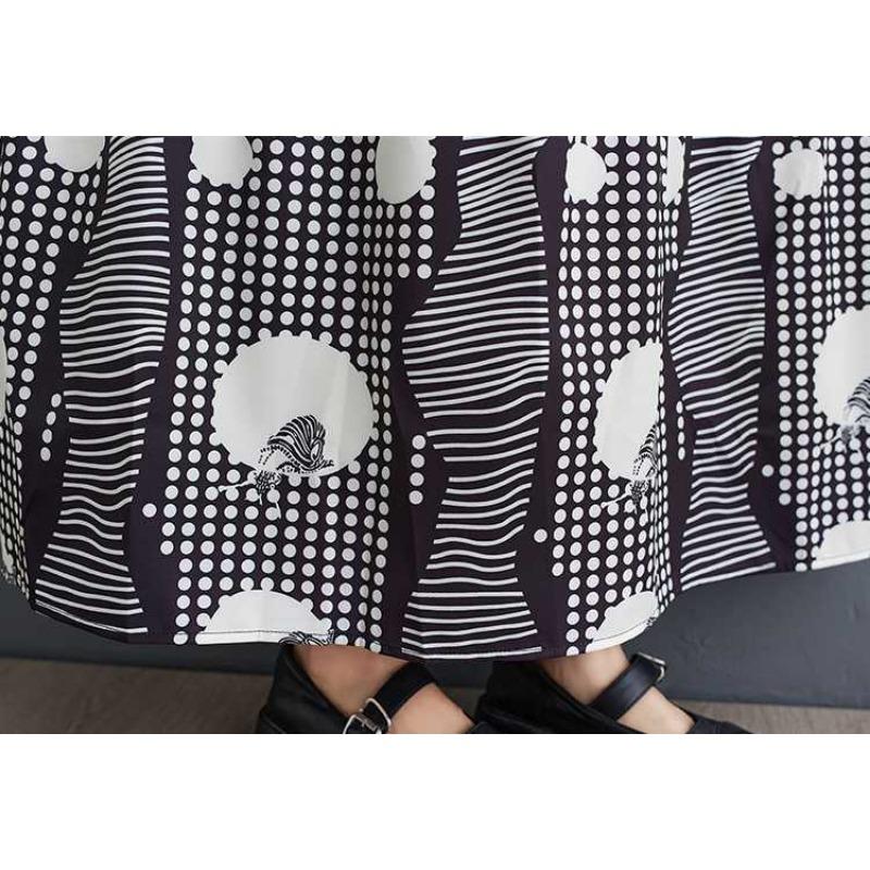 Vestido solto plus size de manga curta com estampa fashion e comprimento médio