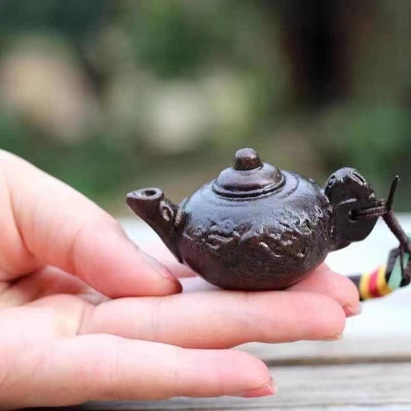Sandalwood Small Teapot Ornament: Portable Wooden Handicraft Pendant