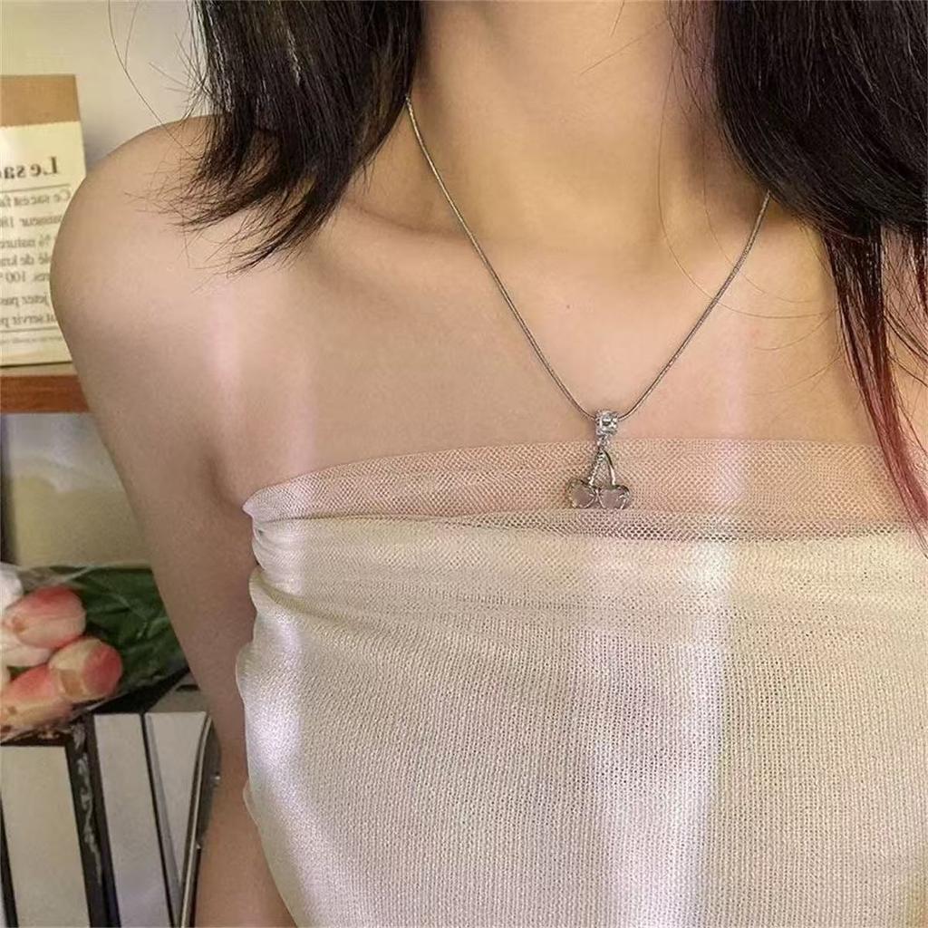 Japanese matte premium leaf pendant necklace women's premium long versatile accessories old retro sweater chain