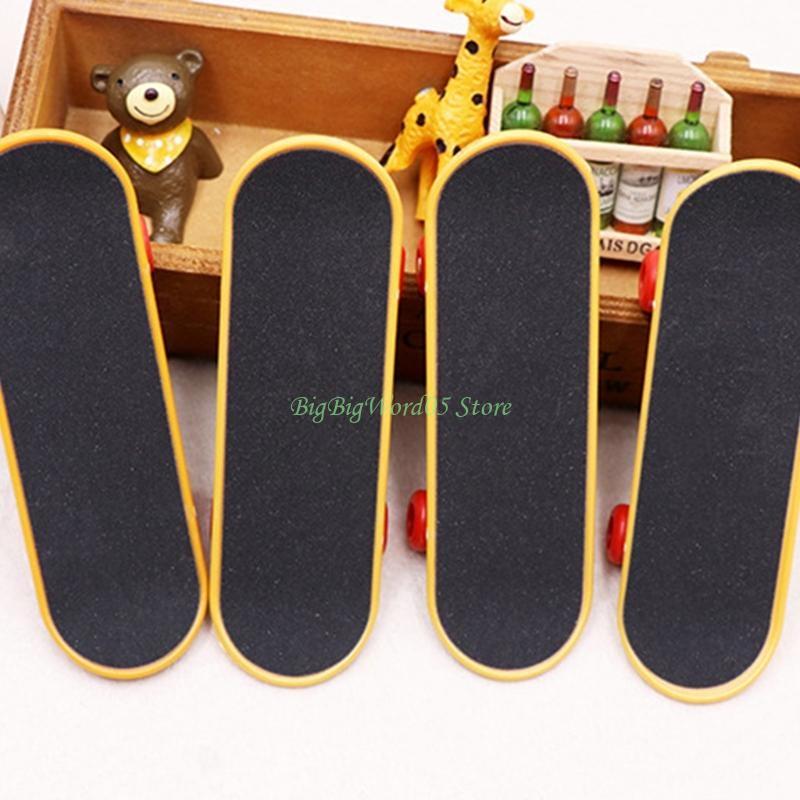 24TE 2pcs Bird Training Set Plastic Mini Skateboard Parrot Intelligence