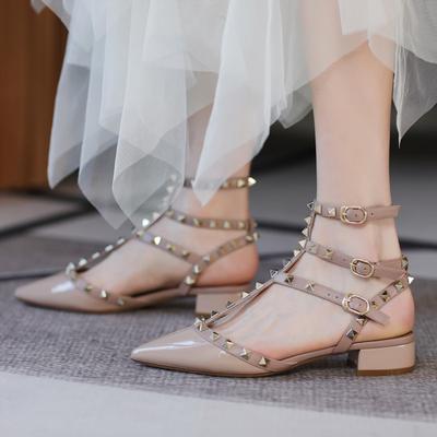 Printemps et été nouvelles chaussures pointues à rivets à talons bas cuir pour femmes à brides assorties en couleurs à talons épais sandales à talons moyens été pour femmes