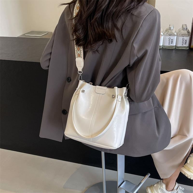 Popular large-capacity bag women's new textured portable shoulder messenger bag commuter bucket bag