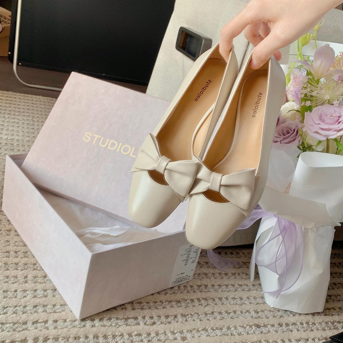 

The same grape mother elegant bow square round head versatile commuting light mouth single shoes lazy one pedal high heels women 40 белый