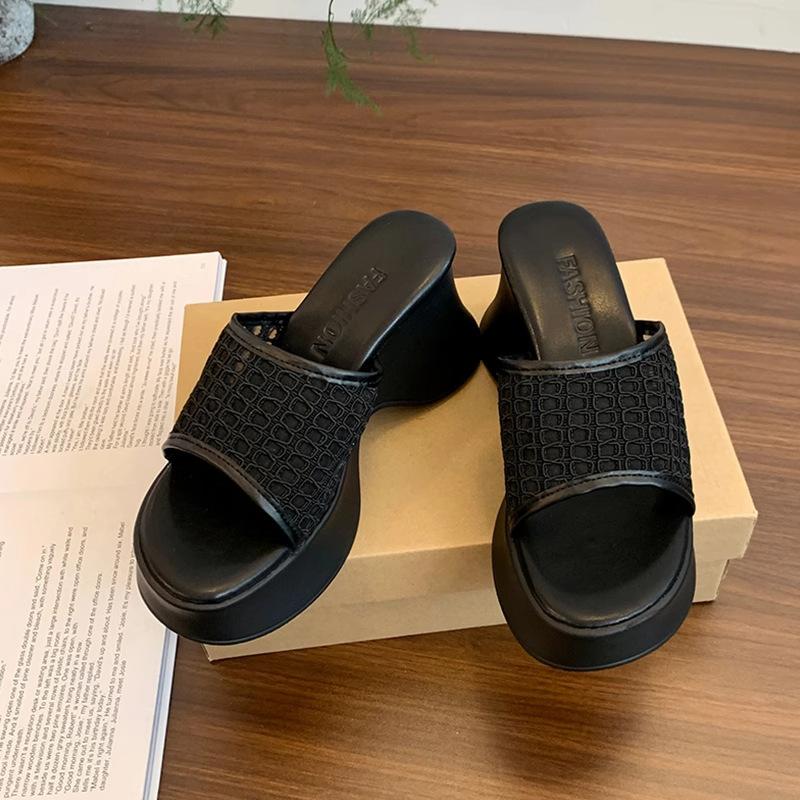 

In the summer of 2025, the new outer wear hollowed-out woven breathable mesh bag head half slippers women s slope heel thick-bottomed cool slippers 39 чёрный