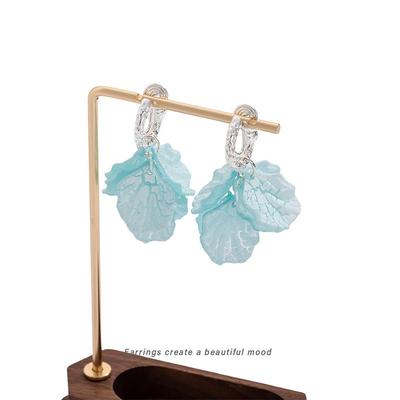 Orecchini Petalo Blu Ghiaccio – Eleganti, Design Personalizzato, Sensazione Estiva, Borchie e Clip Trasparenti Screpolate per Donna.